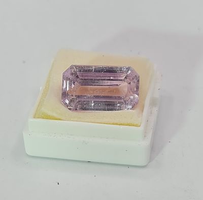 אבן קונזייט ורוד מלוטשת, משקל 16 קראט, שקופה ונוצצת, מגיעה בקופסת תצוגה עם תג מחיר 