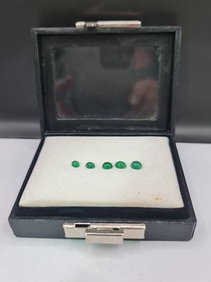 לוט 5 אבני אמרלד זמביה מלוטשות סופר AAA+++, משקל 2.44 קראט, נוצצות ושקופות, ברמה 