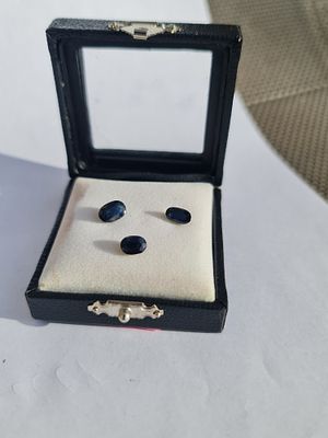 לוט 3 אבני ספיר מלוטשות, משקל 3 קראט, מגיעות בקופסת תצוגה עם תג מחיר של 400 $ 