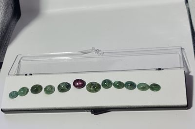 לוט 11 אבני אמרלד מלוטשות כנראה ברזילאי + אבן רובי מרכזית, משקל 60 קראט, מגיעות 