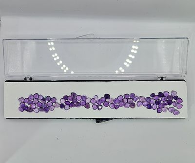 לוט אבני אמטיסט מלוטשות בצורת לבבות סופר AAA+++, משקל 50 קראט, מגיעות בקופסת תצוגה 