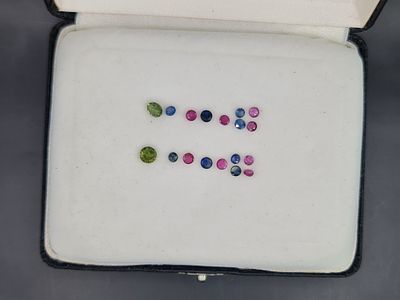 לוט 18 אבני ספיר צבעוניות מלוטשות סופר AAA+++, משקל 3.23 קראט, מגיעות בקופסת תצוגה 