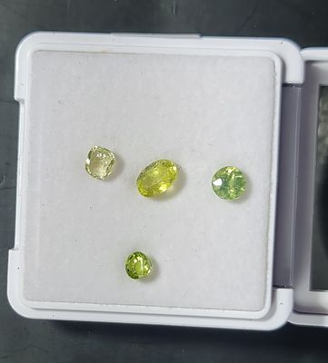 לוט 4 אבני פרידוט מלוטשות סופר AAA+++, משקל 4.58 קראט, מגיעות בקופסת תצוגה עם תג 