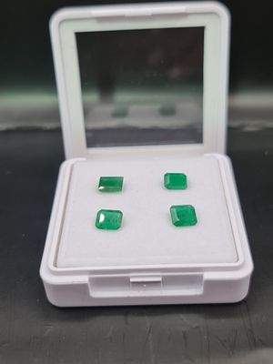 לוט 4 אבני אמרלד מלוטשות, 4.24 קראט, צבע יפה, מגיעות בקופסת תצוגה עם תג מחיר של 200$ 