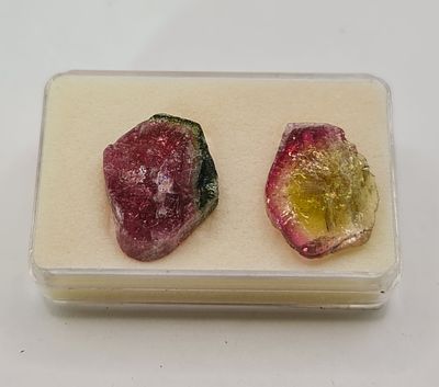 לוט 2 פרוסות אבני טורמלין נדירות, משקל 28.3 קראט, מגיעות בקופסת תצוגה עם תג מחיר של 