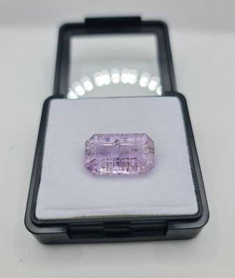 אבן קונזייט מלוטשת גדולה, משקל 27.5 קראט, מגיעה בקופסת תצוגה עם תג מחיר של 500$ 