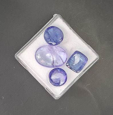 לוט 4 אבני טנזנייט מלוטשות, משקל 14.5 קראט, תכלילים פנימיים, מגיעות בקופסת תצוגה עם 