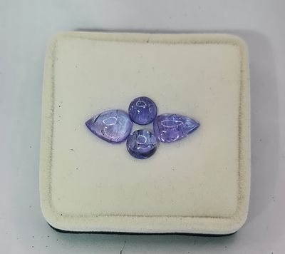 לוט 4 אבני טנזנייט מלוטשות, משקל 9.6 קראט, שקופות ונוצצות, מגיעות בקופסת תצוגה עם תג 