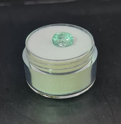 אבן אמרלד סיבירי מלוטשת סופר AAA+++, משקל 1.59 קראט, שקופה ונוצצת, הוצאה מבריפקה עם 
