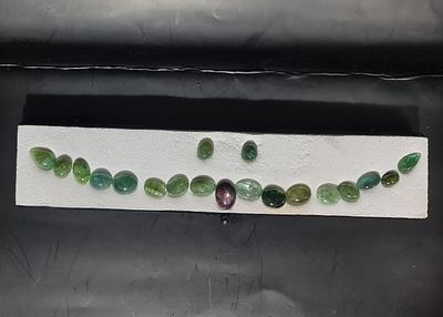 לוט 18 אבני אמרלד מלוטשות + אבן רובי סטאר מרכזית, 60 קראט, מגיעות בקופסת תצוגה עם תג 