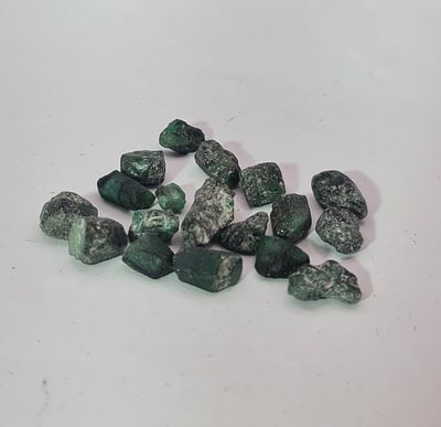 לוט גבישי אמרלד גולמיים (מיועדים לשיבוץ), משקל 200 קראט, מגיעים בבריפקה עם תג מחיר 