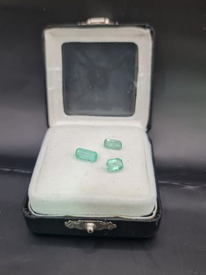 לוט 3 אבני אמרלד סיבירי מלוטשות, משקל 2.86 קראט, מגיעות בקופסת תצוגה עם תג מחיר של 