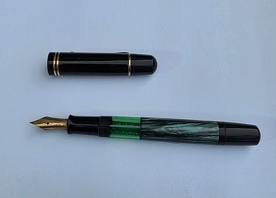 עט נובע PELIKAN 100 גרמניה שנות ה 30 , ציפורן זהב 14 קראט מקורית , כותבת F , חיצונית 