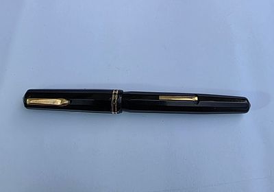 עט EVERSHARP DORIC נובע , ציפורן זהב 14 קראט מקורית , כותבת M , אורך 12.5 , מצב טוב 