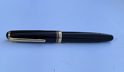 עט MONTBLANC 256 נובע , ללא ציפורן , מצב מצוין ,אורך 13.2