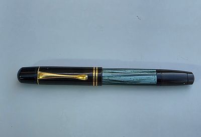 עט PELIKAN 100 , נובע, ציפורן זהב 14 קראט מקורית כותבת F, מצב חדש ,אורך 13