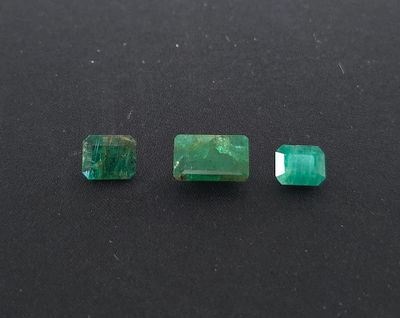 לוט אבני אמרלד מלוטשות, משקל 7.17 קראט, תכלילים וערוצים פנימיים, הוצאו מבריפקה עם תג 