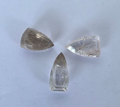 לוט 3 אבני רוטלייט מלוטשות, משקל 126.8 קראט, הוצאו מבריפקה עם תג מחיר של 2$ לקראט 