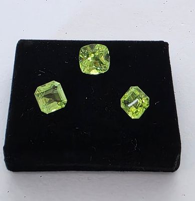 לוט 3 אבני פרידוט מלוטשות סופר AAA+++, משקל 9.7 קראט, זוהרות ונוצצות, ברמה הגבוהה 