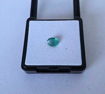 אבן אמרלד זמביה מלוטשת סופר AAA+++, משקל 2.03 קראט, מגיעה בקופסת תצוגה עם תג מחיר של 