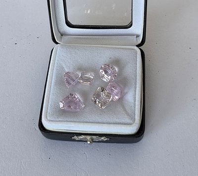 לוט 6 אבני קונזייט מלוטשות סופר AAA+++, משקל 31.6 קראט, מגיעות בקופסת תצוגה עם תג 