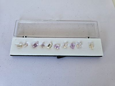 לוט 10 אבני קונזייט מלוטשות סופר AAA+++, משקל 39 קראט, מגיעות בקופסת תצוגה עם תג 