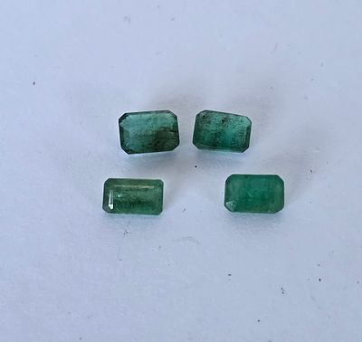 לוט 4 אבני אמרלד מלוטשות, משקל 7.68 קראט, מגיעות בבריפקה עם תג מחיר של 300$, טבעיות 