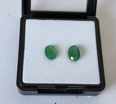 שתי אבני אמרלד זמביה מלוטשות סופר AAA+++, משקל 5.08 קראט, צבע נהדר, מגיעות בקופסת 