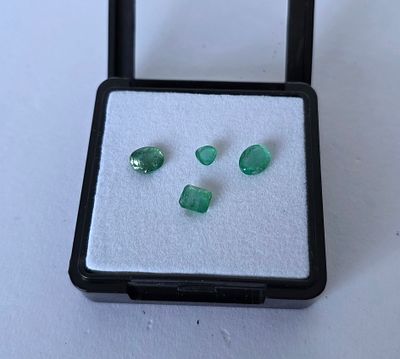 לוט 4 אבני אמרלד זמביה מלוטשות סופר AAA+++, משקל 3.94 קראט, צבע נהדר, שקופות ונוצצות 