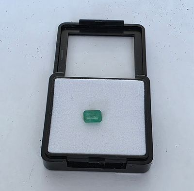 אבן אמרלד זמביה מלוטשת סופר AAA, משקל 2.85 קראט, מגיעה בקופסת תצוגה עם תג מחיר של 