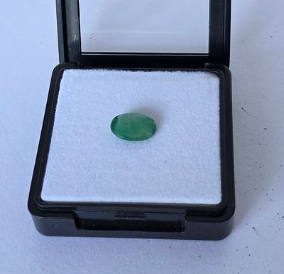 אבן אמרלד זמביה מלוטשת סופר AAA, משקל 3.5 קראט, מגיעה בקופסת תצוגה עם תג מחיר של 