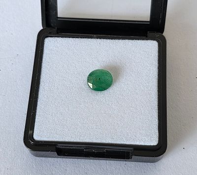אבן אמרלד זמביה מלוטשת סופר AAA+++, משקל 2.84 קראט, מגיעה בקופסת תצוגה עם תג מחיר של 