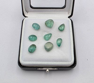 לוט 8 אבני אמרלד זמביה מלוטשות, משקל 15.68 קראט, מגיעות בקופסת תצוגה עם הכיתוב 