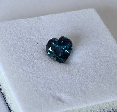 אבן לונדון בלו טופז נדירה מלוטשת סופר AAA+++ בצורת לב, משקל 4.46 קראט, מגיעה בקופסת 