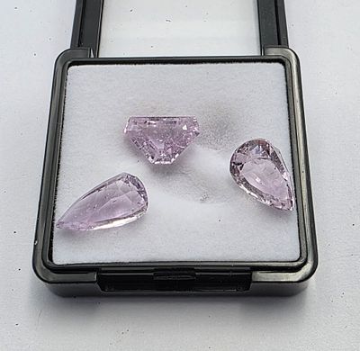 לוט 3 אבני קונזייט מלוטשות סופר AAA+++, משקל 27.2 קראט, מגיעות בקופסת תצוגה עם תג 