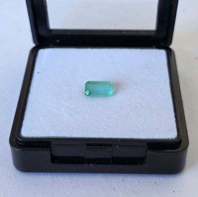 אבן אמרלד סיבירי מלוטשת סופר AAA+++, משקל 1.9 קראט, מגיעה בקופסת תצוגה עם תג מחיר של 