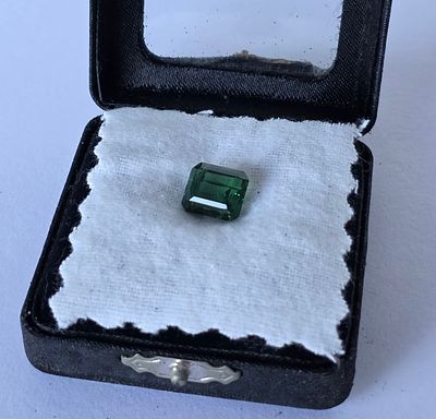 אבן טורמלין ירוק מלוטשת סופר AAA+++, משקל 5.39 קראט, נדירה, שקופה ונוצצת, צבע ירוק 