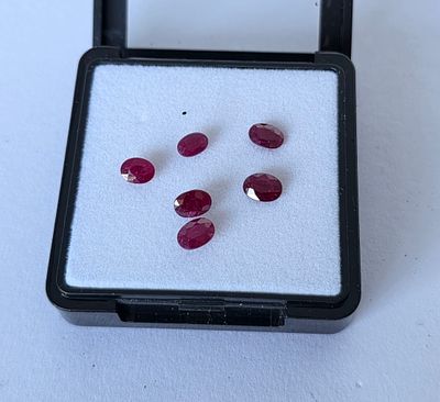 לוט 6 אבני רובי מלוטשות סופר AAA+++, משקל 5.0 קראט, מגיעות בקופסת תצוגה עם תג מחיר 