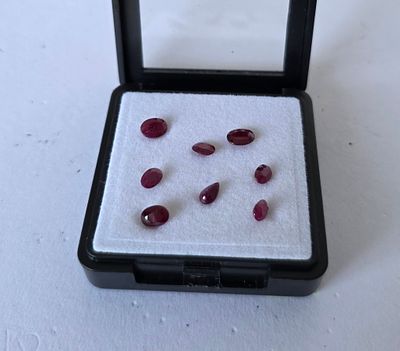 לוט 8 אבני רובי מלוטשות סופר AAA+++, משקל 5.0 קראט, מגיעות בקופסת תצוגה עם תג מחיר 