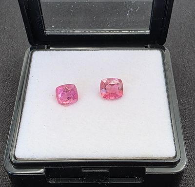 לוט 2 אבני טורמלין ורוד מלוטשות סופר AAA+++, משקל 3.65 קראט, מגיעות בקופסת תצוגה עם 