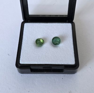 לוט 2 אבני טורמלין ירוק מלוטשות, 3.65 קראט, נדירות, צבע נהדר, מגיעות בקופסת תצוגה עם 