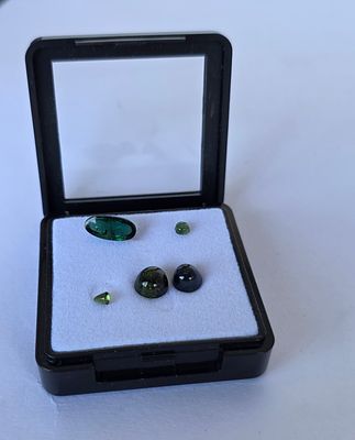 לוט 6 אבני טורמלין ירוק מלוטשות, משקל 11.85 קראט, יפהפיות, שקופות וצבעים נהדרים 