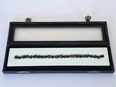 לוט 24 אבני ספיר אוסטרלי מלוטשות סופר AAA+++, משקל 30 קראט, מגיעות בקופסת תצוגה עם 