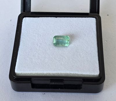 אבן אמרלד סיבירי מלוטשת, משקל 2.35 קראט, שקופה, מגיעה בקופסת תצוגה עם תג מחיר של 