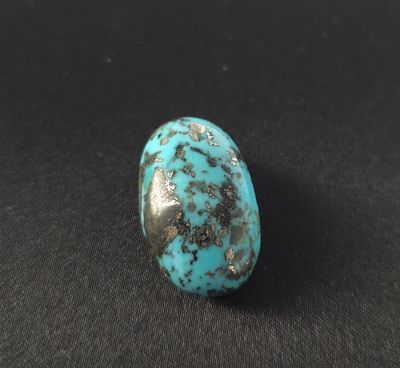 אבן טורקיז אפגניסטן מלוטשת נדירה, 32.85 קראט, הוצאה מבריפקה עם תג מחיר של 20$ לקראט 