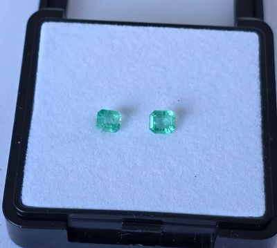 לוט 2 אבני אמרלד זמביה מלוטשות סופר AAA+++, משקל 1.46 קראט, מגיעות בקופסת תצוגה עם 
