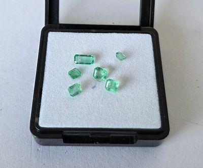 לוט 6 אבני אמרלד זמביה מלוטשות סופר AAA+++, משקל 4 קראט, מגיעות בקופסת תצוגה עם תג 