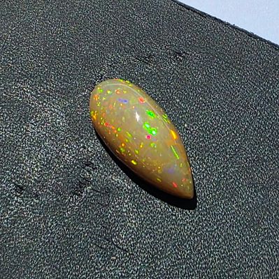 אבן אופל אוסטרלי מלוטשת, 7.6 קראט, זוהרת ונוצצת בשלל צבעים, יפהפיה, מגיעה בקופסת 