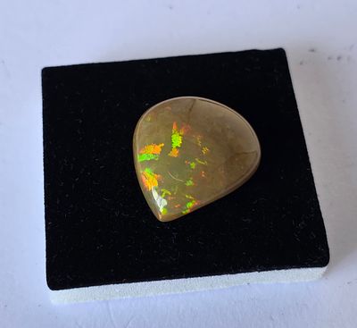 אבן אופל אוסטרלי מלוטשת, נדירה ביותר, 24.8 קראט, נוצצת בשלל צבעים, יפהפיה, מגיעה 