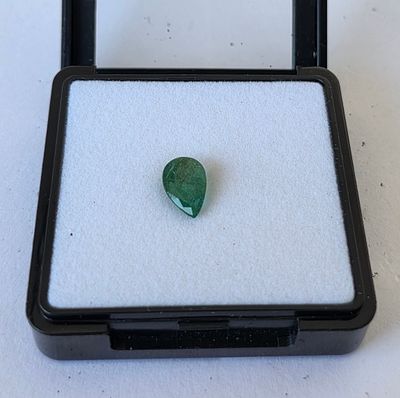 אבן אמרלד זמביה מלוטשת סופר AAA+++, משקל 2.56 קראט, מגיעה בקופסת תצוגה עם תג מחיר של 